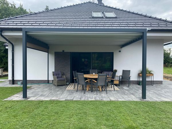 Hliníková pergola na terase rodinného domu
