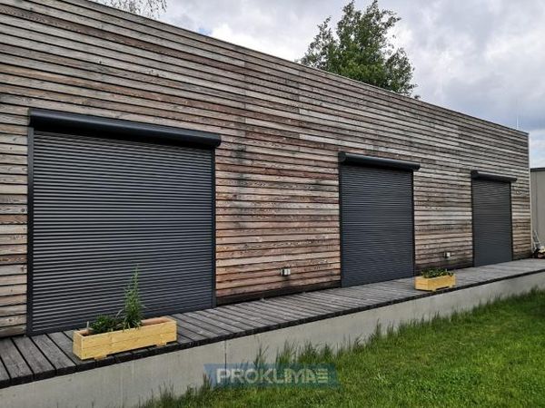 Venkovní rolety na rodinném domě s dřevěnou fasádou